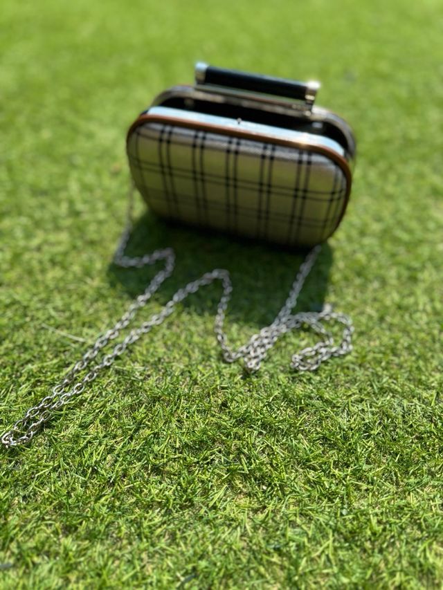 Bolso de mano beige y marrón