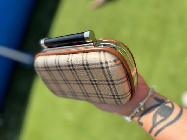 Bolso de mano beige y marrón