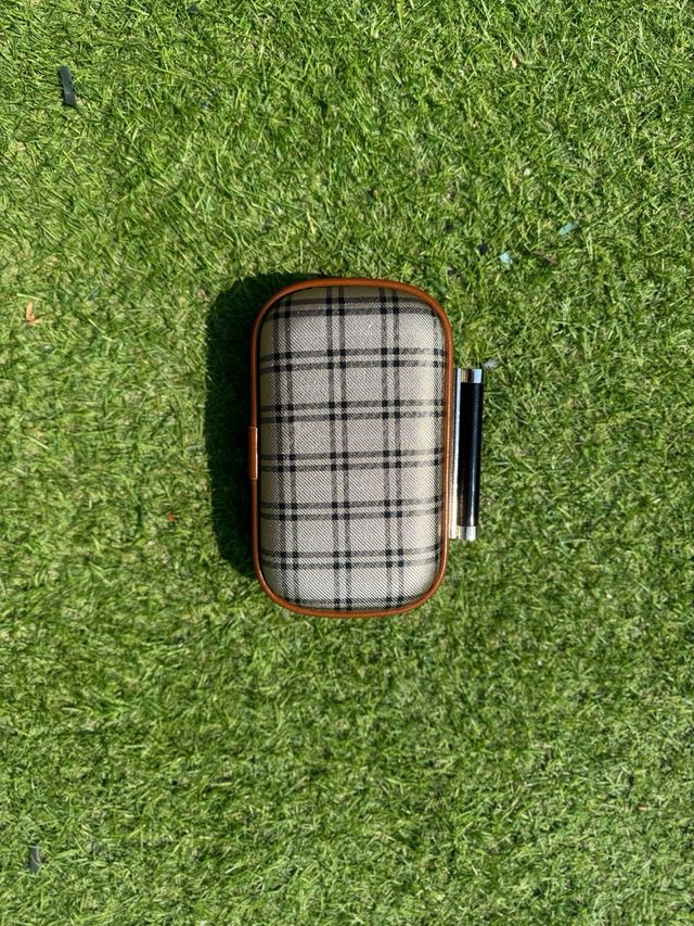 Bolso de mano beige y marrón