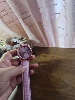 Reloj de pulsera rosa dorado