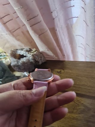 Reloj de pulsera rosa dorado