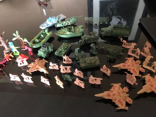 Soldados y vehículos militares