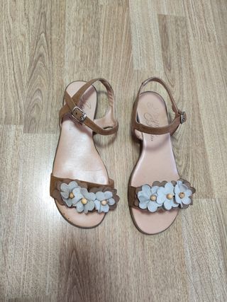 Sandalias marrones con flores muy cómodas.