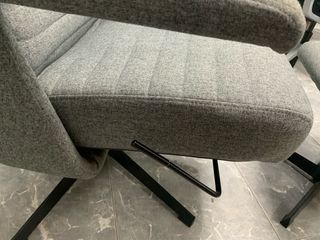 Sofá gris con reposapiés - Tela