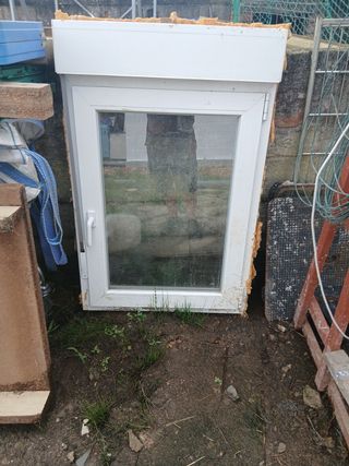 Ventana PVC blanca oscilobatiente con persiana