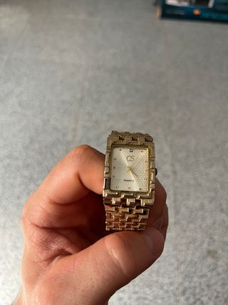 Reloj cuarzo dorado clásico