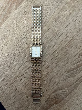 Reloj cuarzo dorado clásico