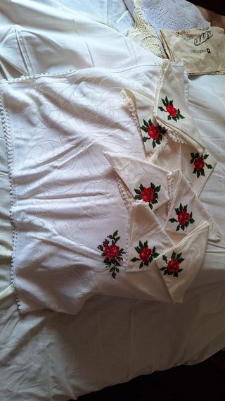 Mantel y 6 servilletas bordado