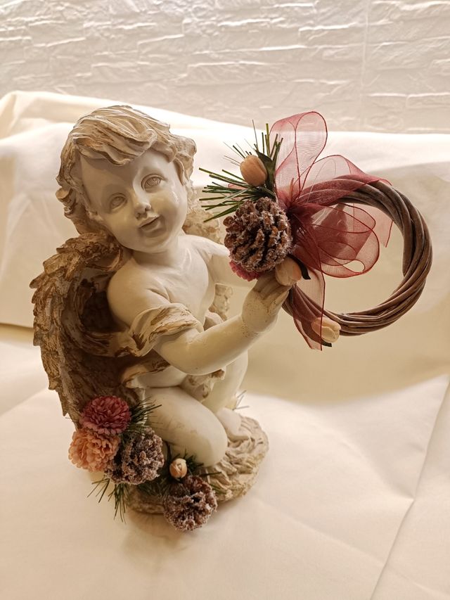 Angelo con mini ghirlanda