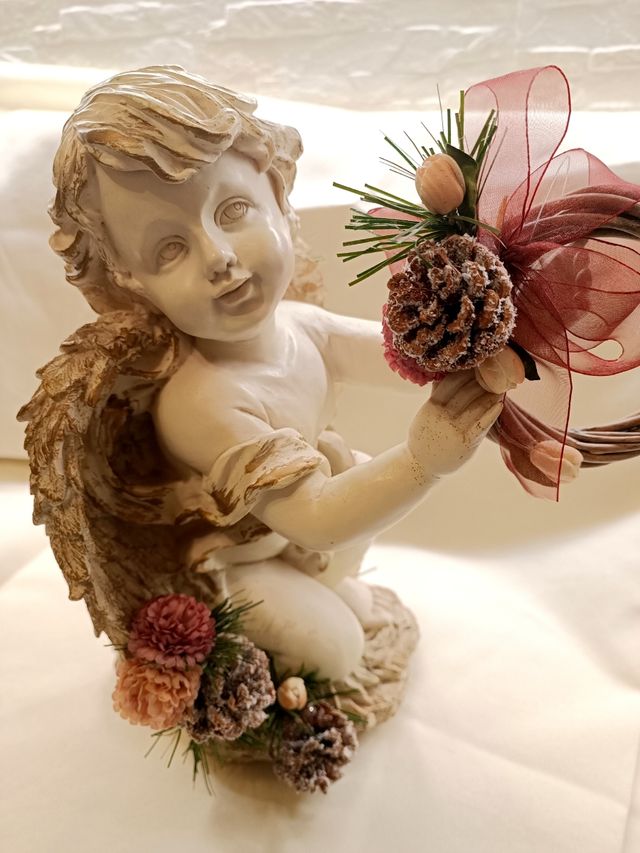 Angelo con mini ghirlanda