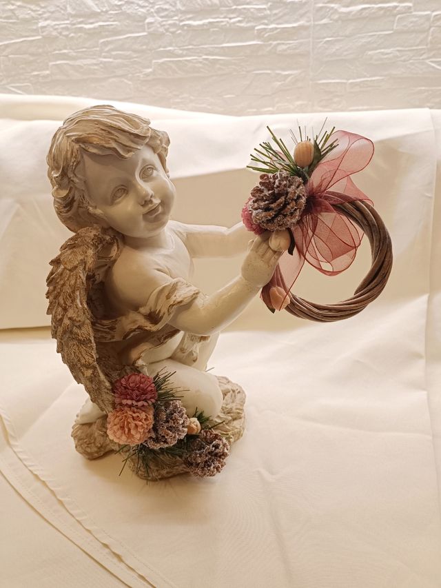Angelo con mini ghirlanda