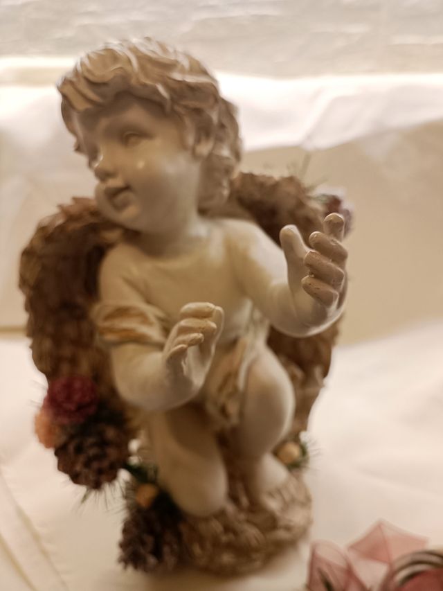 Angelo con mini ghirlanda