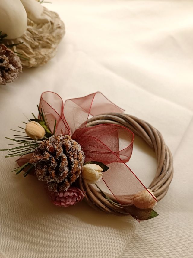 Angelo con mini ghirlanda