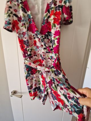 Mono corto floral rojo