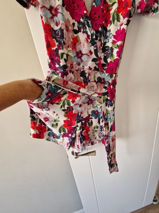 Mono corto floral rojo