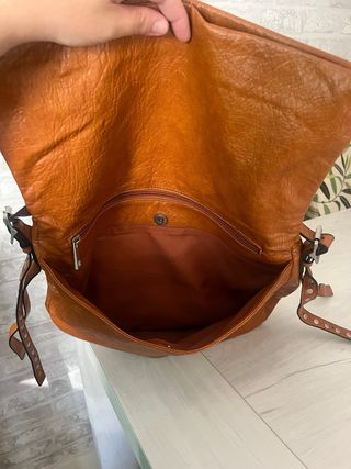 Bolso camel tachuelas