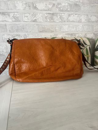 Bolso camel tachuelas