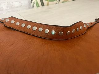 Bolso camel tachuelas