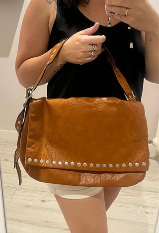 Bolso camel tachuelas