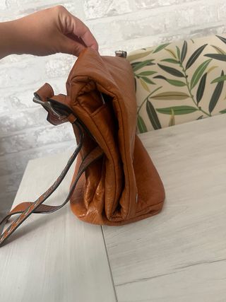 Bolso camel tachuelas