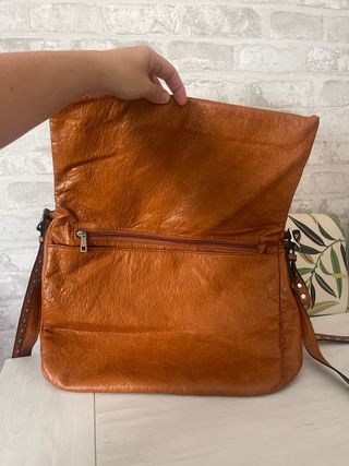 Bolso camel tachuelas