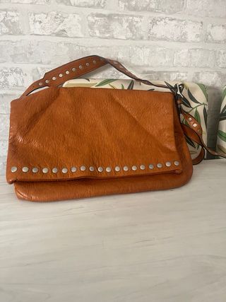 Bolso camel tachuelas