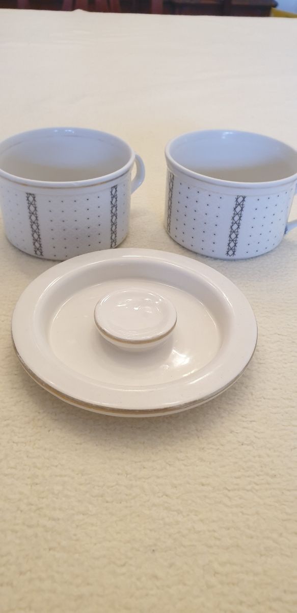 Juego 2 tazas porcelana doradas,  con tapa