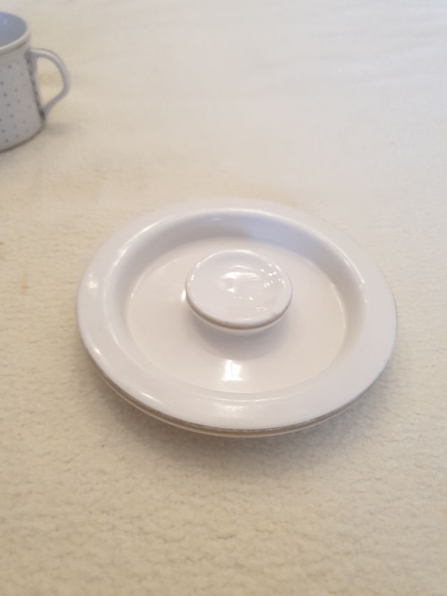 Juego 2 tazas porcelana doradas,  con tapa
