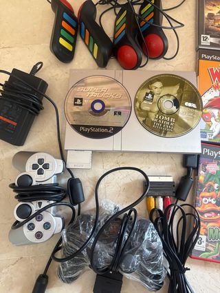 PS2 (PlayStation 2) Slim plateada  Mandos y Juegos