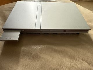 PS2 (PlayStation 2) Slim plateada  Mandos y Juegos