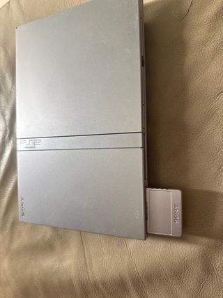 PS2 (PlayStation 2) Slim plateada  Mandos y Juegos