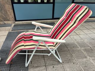 Tumbona de playa acolchada, plegable y reclinable.