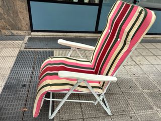 Tumbona de playa acolchada, plegable y reclinable.