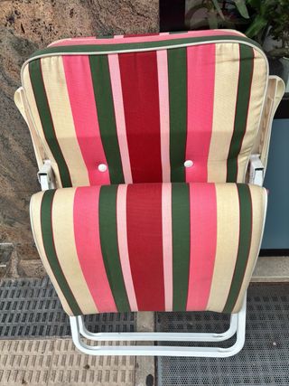 Tumbona de playa acolchada, plegable y reclinable.