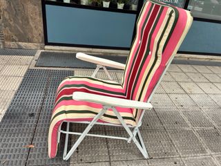 Tumbona de playa acolchada, plegable y reclinable.