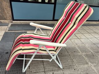 Tumbona de playa acolchada, plegable y reclinable.