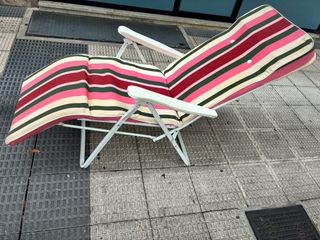 Tumbona de playa acolchada, plegable y reclinable.