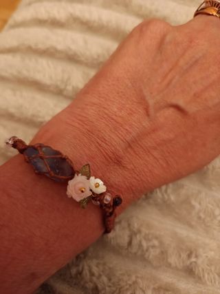 Pulsera artesanal piedras y flores
