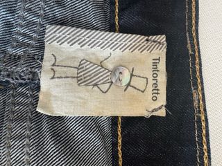 Falda vaquera negra con cadena dorada