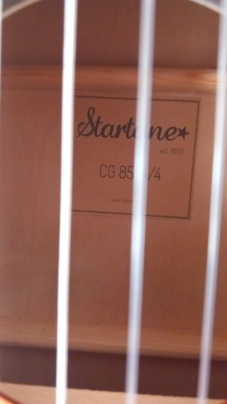 Guitarra clásica roja