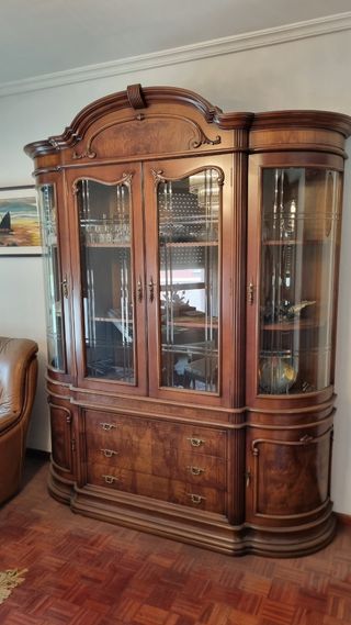 Vitrina de madera con raíces y marqueteria