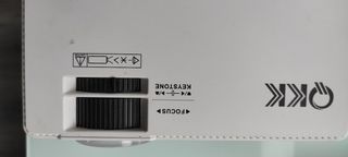 Proyector LED QKK: Portátil y ligero.