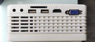 Proyector LED QKK: Portátil y ligero.