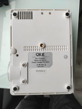 Proyector LED QKK: Portátil y ligero.
