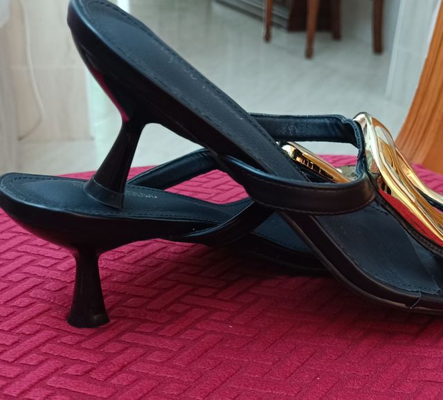 Sandalias Slipper Mode negras y doradas