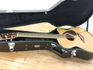 Guitarra Yamaha FSX830C electroacústica + estuche