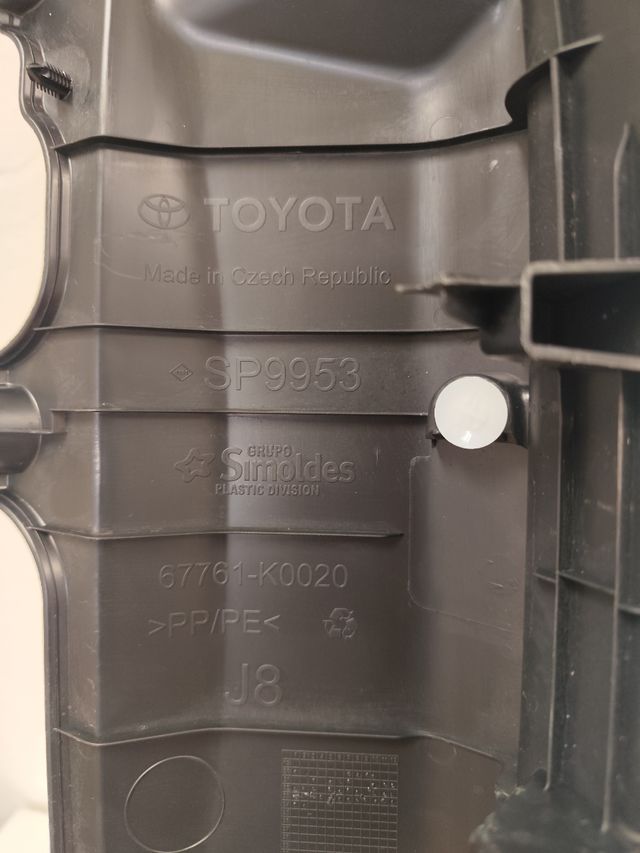 Moldura portón trasero Toyota Yaris