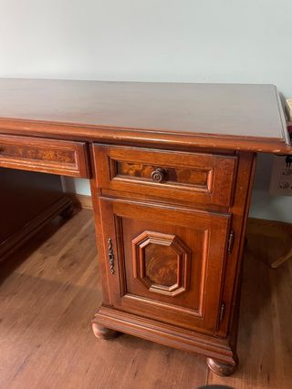 Escritorio antiguo de madera