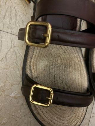 Sandalias planas Zara marrones