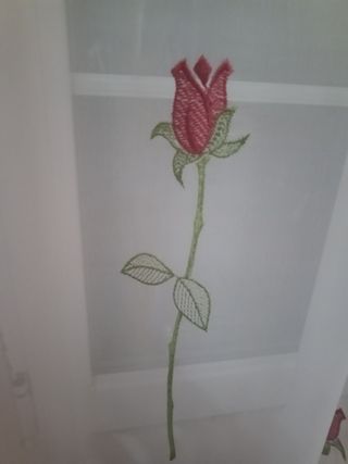 Cortinas blancas con rosas rojas